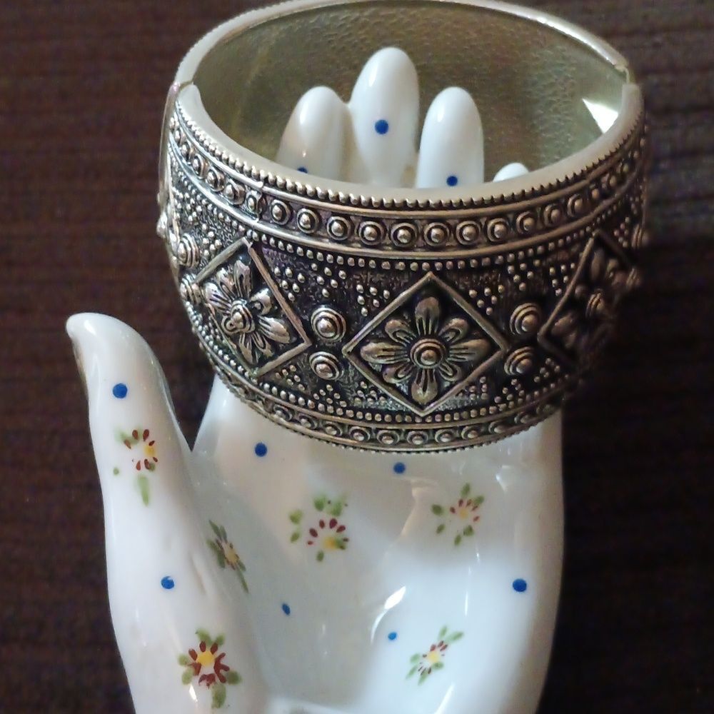 !!Wide Silver Bangle Bracelet